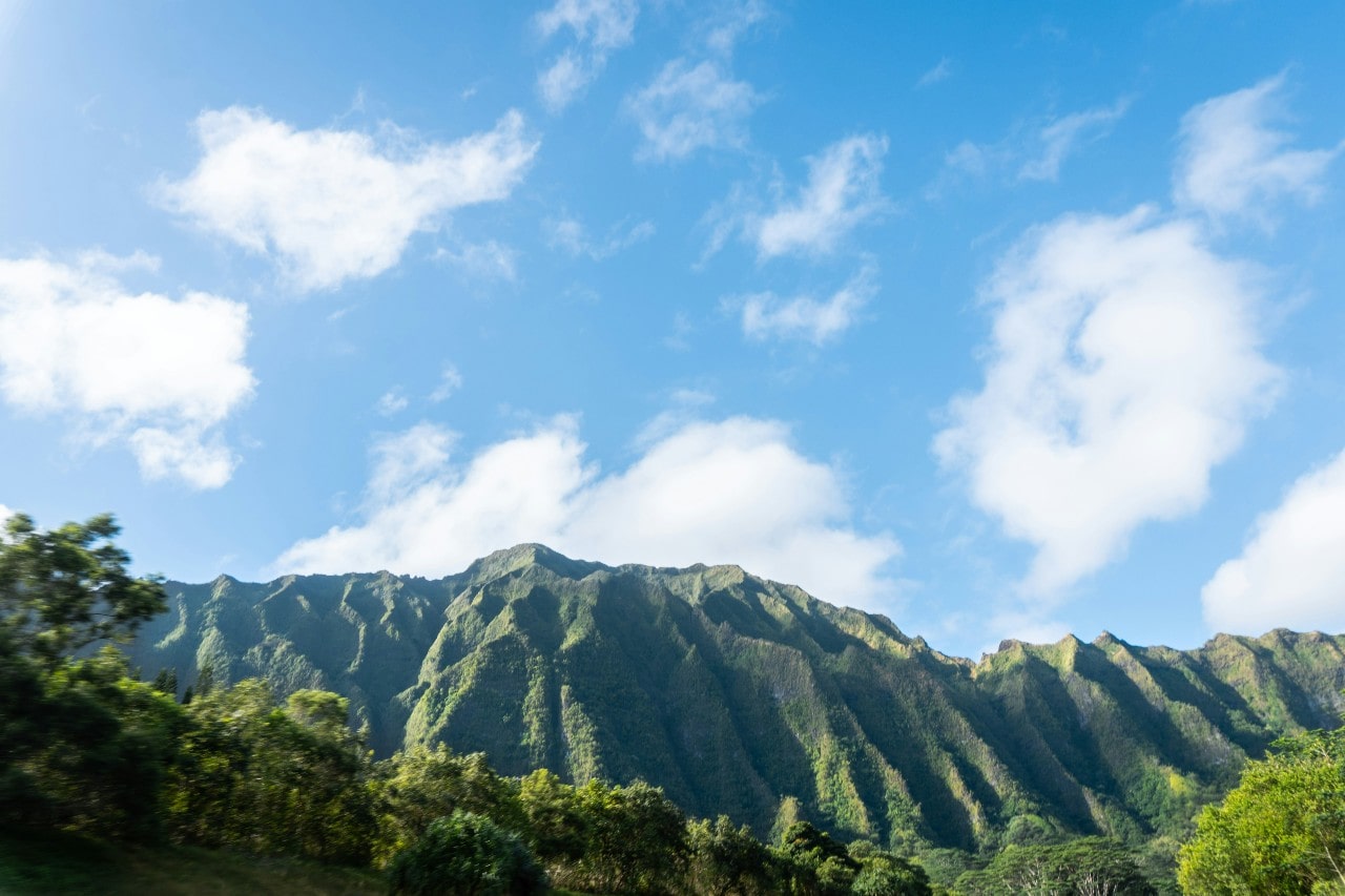 A sunny view of the Koolau Mountains in O’ahu, Hawaii